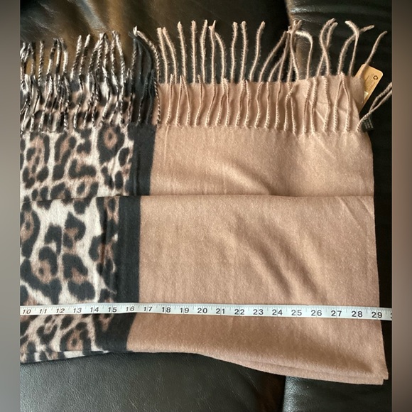 New Blanket Scarf by Odiva | Leopard Print | Fringe 🤎🖤 - Picture 4 of 9